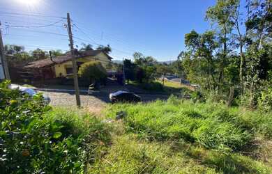 Imagem: O terreno possui 360m² de Área e está localizado em Encosta