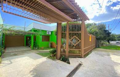 Imagem: A casa possui 3 Dormitórios, 1 Suíte, 3 Banheiros, 2 Vagas