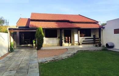 Imagem: A casa possui 2 Dormitórios, 1 Suíte, 2 Banheiros, 2 Vagas