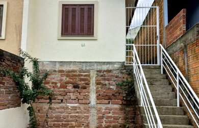 Imagem: A casa possui 2 Dormitórios, 1 Banheiro, 1 Vaga na garagem