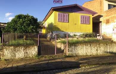 Imagem: A casa possui 3 Dormitórios, 1 Banheiro e está localizado