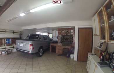 Imagem: A casa possui 4 Dormitórios, 1 Suíte, 3 Banheiros, Guarda