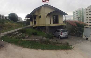 Imagem: A casa possui 3 Dormitórios, 1 Suíte, 2 Banheiros e está