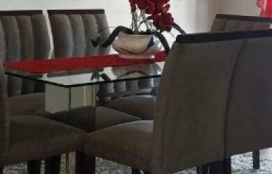 Imagem: A casa possui 4 Dormitórios, 1 Suíte, 2 Banheiros e está