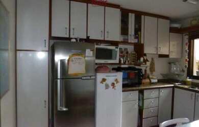 Imagem: A casa possui 3 Dormitórios, 1 Suíte, 2 Banheiros e está