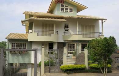 Imagem: A casa possui 3 Dormitórios, 1 Suíte, 3 Banheiros e está