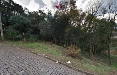 Imagem: O terreno possui 1043m² de Área, Piscina e Lareira e está