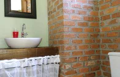 Imagem: A casa possui 4 Dormitórios, 1 Suíte, 2 Banheiros, 240m²