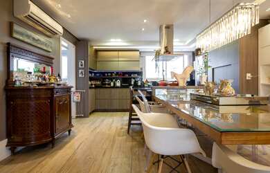 Imagem: A casa possui 3 Dormitórios, 3 Suítes, 5 Banheiros, 3 Vagas