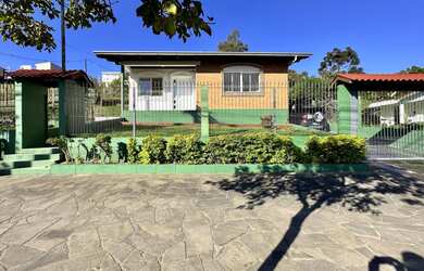 Imagem: A casa possui 3 Dormitórios, 1 Suíte, 2 Banheiros, 2 Vagas