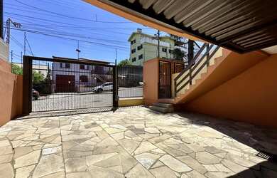 Imagem: A casa possui 3 Dormitórios, 1 Suíte, 4 Banheiros, 3 Vagas