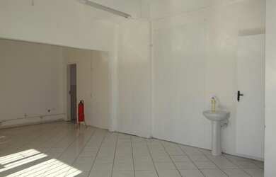 Imagem: A sala comercial possui 2 Banheiros, 30m² de Área Privada