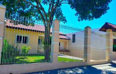 Imagem: A casa possui 3 Dormitórios, 1 Suíte, 2 Banheiros, 360m²