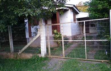 Imagem: A casa possui 2 Dormitórios, 1 Banheiro e 1 Vaga na garagem
