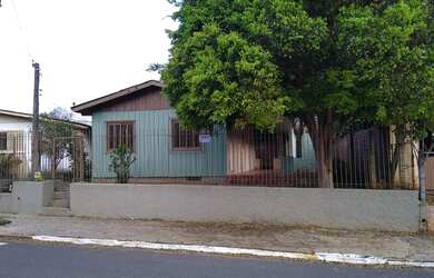 Imagem: A casa possui 2 Dormitórios e 1 Banheiro e está localizado