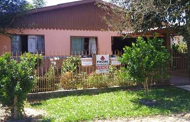 Imagem: A casa possui 3 Dormitórios, 1 Banheiro e 1 Vaga na garagem