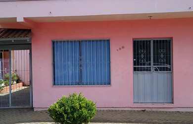 Imagem: A casa possui 3 Dormitórios, 1 Banheiro e 1 Vaga na garagem