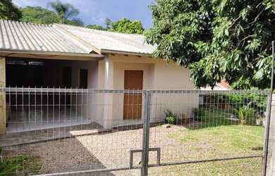 Imagem: A casa possui 3 Dormitórios, 2 Banheiros e 1 Vaga na garagem