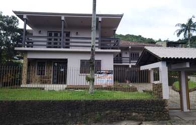 Imagem: A casa possui 4 Dormitórios, 2 Suítes, 4 Banheiros e 2 Vagas