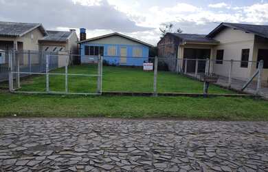 Imagem: A casa possui 2 Dormitórios, 1 Banheiro e 1 Vaga na garagem