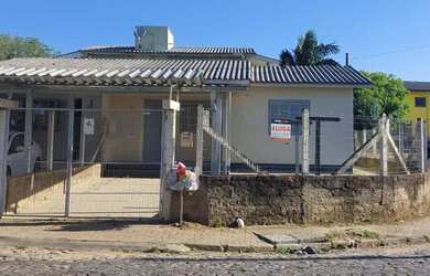 Imagem: A casa possui 2 Dormitórios, 1 Banheiro, 1 Vaga na garagem