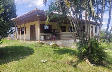 Imagem: A chácara possui 3 Dormitórios, 2 Banheiros, 1 Vaga na garagem