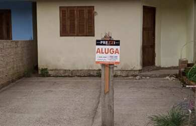 Imagem: A casa possui 2 Dormitórios, 1 Banheiro, 1 Vaga na garagem