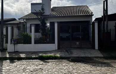 Imagem: A casa possui 3 Dormitórios, 1 Banheiro, 2 Vagas na garagem