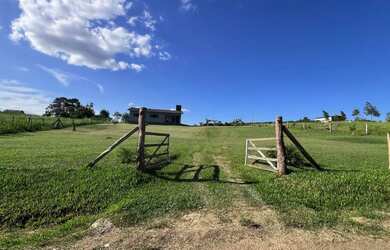 Imagem: A chácara possui 2 Dormitórios, 2 Banheiros, 1 Vaga na garagem