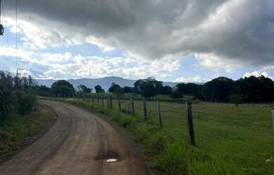 Imagem: A chácara possui 37000m² de Área Privada e está localizado