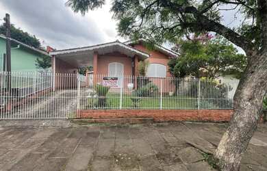 Imagem: A casa possui 3 Dormitórios, 1 Suíte, 2 Banheiros, 3 Vagas