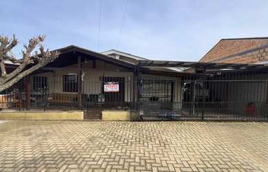 Imagem: A casa possui 3 Dormitórios, 1 Suíte, 2 Banheiros, 2 Vagas