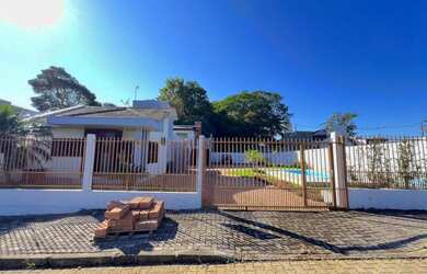 Imagem: A casa possui 3 Dormitórios, 2 Suítes, 2 Banheiros, 3 Vagas