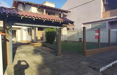 Imagem: A casa possui 3 Dormitórios, 2 Suítes, 4 Banheiros, 3 Vagas