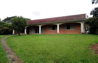 Imagem: A chácara possui 3 Dormitórios, 1 Suíte, 1 Banheiro, 2 Vagas