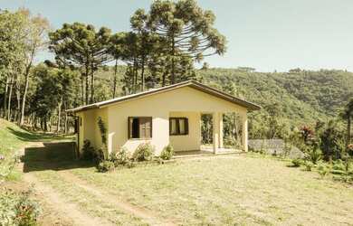 Imagem: A chácara possui 3 Dormitórios, 1 Vaga na garagem e 30000m²