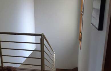 Imagem: A casa possui 5 Dormitórios, 1 Suíte, 3 Banheiros, 2 Vagas