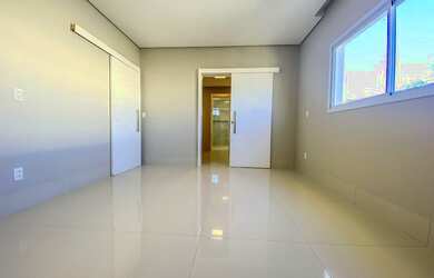 Imagem: A casa em condomínio possui 4 Dormitórios, 4 Suítes, 6 Banheiros