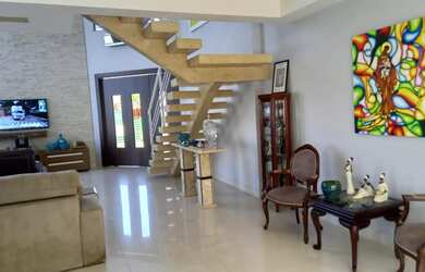 Imagem: A casa em condomínio possui 4 Dormitórios, 4 Suítes, 5 Banheiros