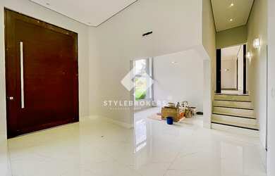 Imagem: A casa em condomínio possui 3 Dormitórios, 3 Suítes, 5 Banheiros