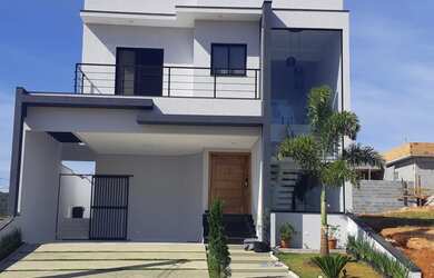 Imagem: A casa possui 3 Dormitórios, 3 Suítes, 3 Banheiros, 4 Vagas