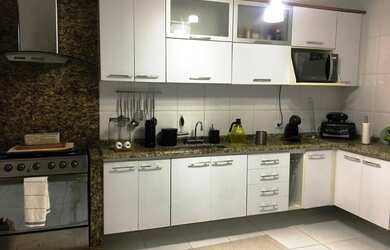 Imagem: A casa possui 3 Dormitórios, 1 Suíte, 4 Banheiros, 4 Vagas