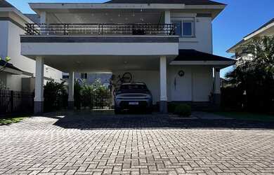 Imagem: A casa em condomínio possui 3 Dormitórios, 3 Suítes, 4 Banheiros