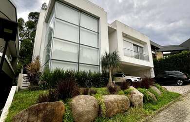 Imagem: A casa em condomínio possui 4 Dormitórios, 4 Suítes, 5 Banheiros