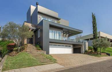 Imagem: A casa em condomínio possui 5 Dormitórios, 5 Suítes, 7 Banheiros