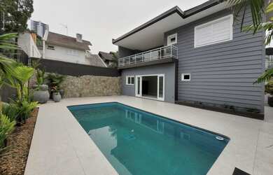 Imagem: A casa possui 4 Dormitórios, 2 Suítes, 4 Banheiros, 3 Vagas