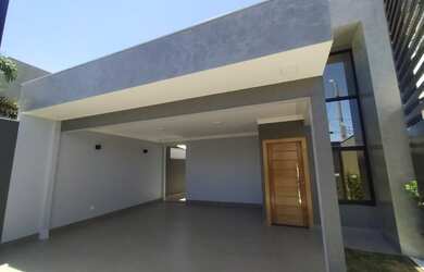 Imagem: A casa possui 3 Dormitórios, 1 Suíte, 3 Banheiros, 2 Vagas