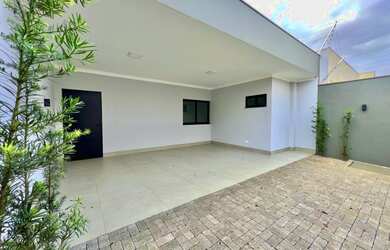 Imagem: A casa possui 3 Dormitórios, 1 Suíte, 3 Banheiros, 2 Vagas