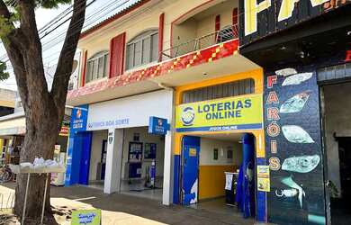 Imagem: A casa possui 3 Dormitórios, 1 Suíte, 3 Banheiros, 2 Vagas