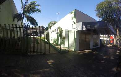 Imagem: A casa possui 3 Dormitórios, 1 Suíte, 3 Banheiros, 4 Vagas